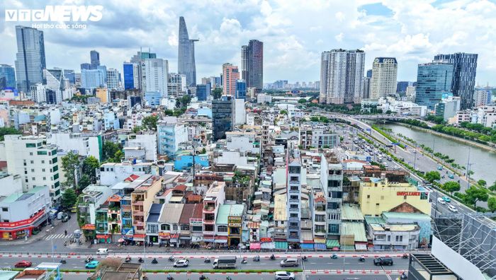 Hiện khu vực có hơn 200 căn nhà vừa là nơi ở vừa là nơi buôn bán. Các căn nhà nằm sát nhau, lối đi giữa một số khu vực chỉ rộng khoảng 1 m. Không gian sinh hoạt và kinh doanh đan xen khiến diện tích dành cho sinh hoạt của nhiều gia đình bị thu hẹp.