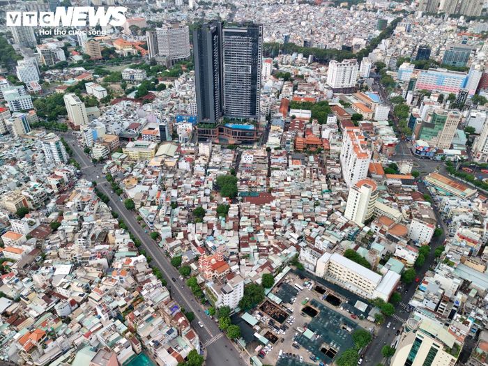 Việc chỉnh trang không chỉ hướng đến thay đổi diện mạo đô thị mà còn đặt mục tiêu cải thiện điều kiện sống, bổ sung trường học, không gian xanh, hạ tầng xã hội và nơi ở cho người dân ngay tại khu vực họ đã sinh sống nhiều năm.
