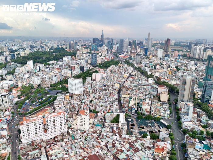 Tại khu chợ Gà - Gạo, trên diện tích khoảng 4.350 m², dự án sẽ đầu tư hạ tầng kỹ thuật, hạ tầng xã hội và khoảng 760 căn hộ nhà ở xã hội phục vụ tái định cư. Chung cư tại đây dự kiến cao 35 tầng, kết hợp các tiện ích thương mại, không gian cộng đồng và cảnh quan xanh. Điểm đáng chú ý của dự án là bảo đảm tất cả người dân được bố trí tái định cư tại chỗ.