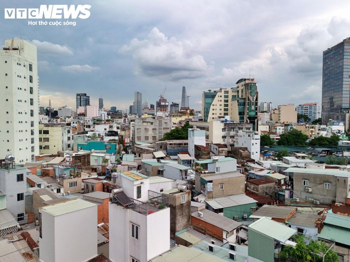 Khu Mả Lạng, còn gọi là tứ giác Nguyễn Cư Trinh, thuộc phường Cầu Ông Lãnh, nằm giữa 4 tuyến đường Nguyễn Trãi, Cống Quỳnh, Trần Đình Xu và Nguyễn Cư Trinh.