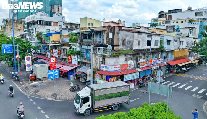 Khu vực này xuất phát là nơi buôn bán gà, gạo. Theo thời gian, nhiều người dân vừa kinh doanh vừa sinh sống ngay trong các sạp hàng có diện tích nhỏ.