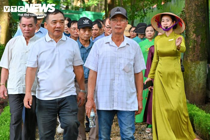 Trong khuôn viên khu di tích, người dân cũng tham quan ao cá và nghe hướng dẫn viên giới thiệu về những năm tháng Chủ tịch Hồ Chí Minh sống, làm việc tại đây.