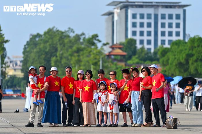 Người dân từ nhiều tỉnh, thành về Hà Nội tham quan khu vực Lăng Chủ tịch Hồ Chí Minh nhân dịp Quốc khánh 2/9.