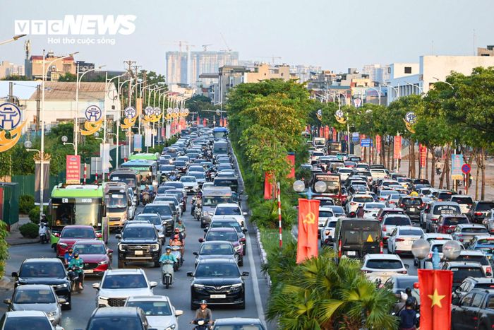 Trên đường Cổ Linh, phương tiện ùn kéo dài ở cả hai chiều, chủ yếu do lượng xe từ cao tốc Hà Nội - Hải Phòng và vành đai 3 dồn về khu vực cầu Vĩnh Tuy.