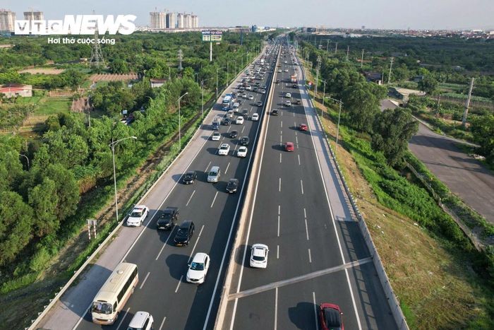 Lực lượng CSGT liên tục tuần tra, nhắc nhở tài xế tuân thủ quy định, không lấn vào làn khẩn cấp và giữ khoảng cách an toàn khi lưu thông.