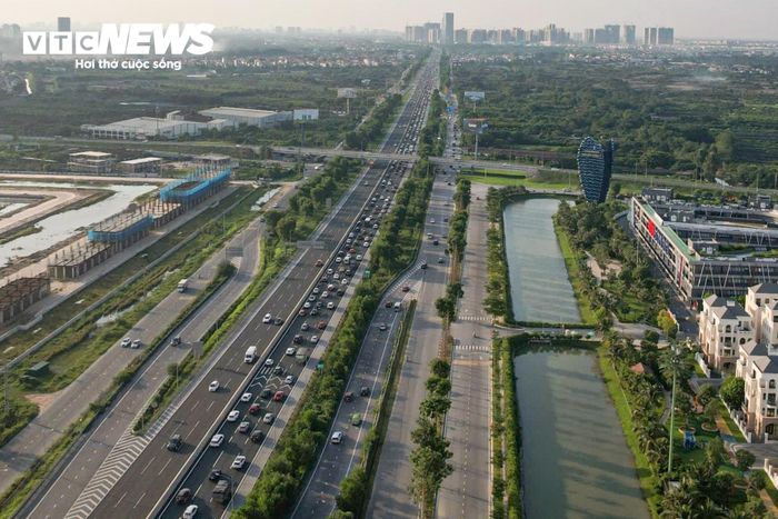 Tại cửa ngõ phía Đông, đoạn cuối cao tốc Hà Nội - Hải Phòng, khu vực giáp ranh Hưng Yên và Hà Nội, xuất hiện tình trạng ùn ứ cục bộ từ chiều tối.
