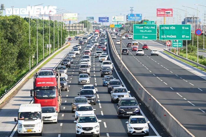 Ô tô xếp hàng dài, di chuyển chậm trên cao tốc Hà Nội - Hải Phòng.