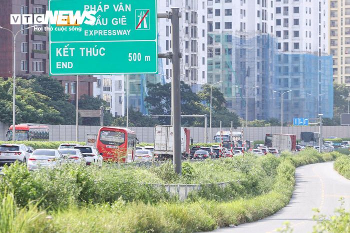 Tại khu vực cuối tuyến cao tốc, các phương tiện di chuyển chậm do ùn ứ cục bộ.