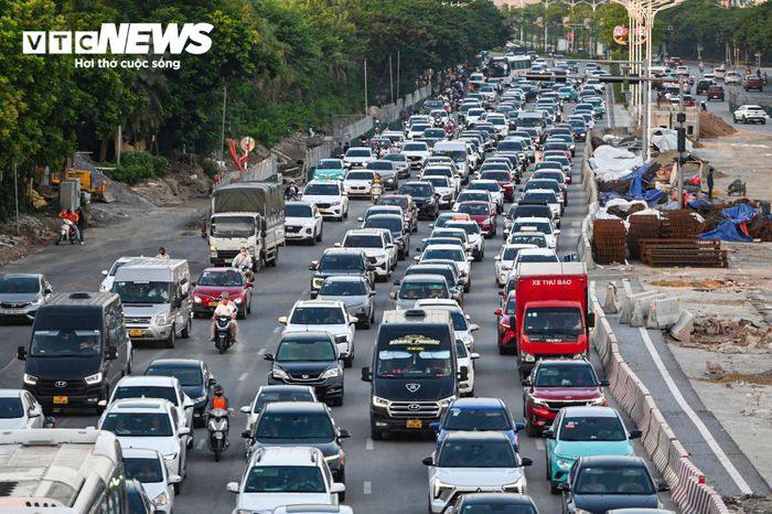 Lượng xe tăng mạnh khiến đường lên cầu Vĩnh Tuy, Cổ Linh, Đàm Quang Trung…ùn ứ kéo dài.