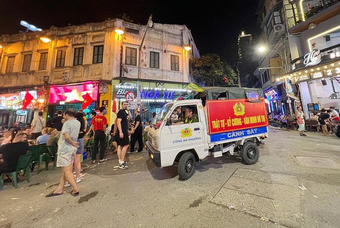 Công an phường Hoàn Kiếm kiểm tra an ninh trật tự tại khu vực phố Tạ Hiện. Ảnh: Hương Nguyễn