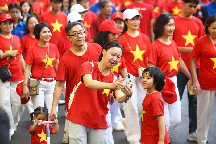 Người dân hòa mình vào không khí đón Tết độc lập trên phố đi bộ quanh hồ Hoàn Kiếm. Ảnh: Chiến Công