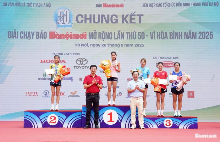 Trao giải nội dung nữ nâng cao chung kết Giải chạy Báo Hànộimới mở rộng lần thứ 50 – Vì hòa bình năm 2025. Ảnh: Viết Thành