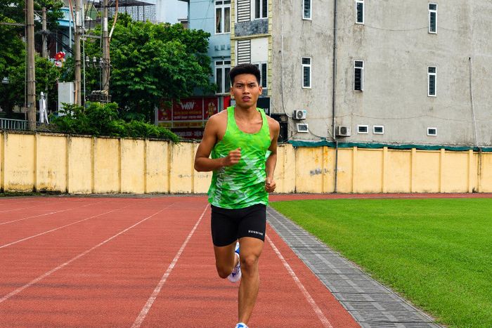 Vận động viên Trần Văn Đảng chuẩn bị kỹ cho chung kết Giải chạy Báo Hànộimới mở rộng lần thứ 51 – Vì hòa bình năm 2026. Ảnh: Văn Trần