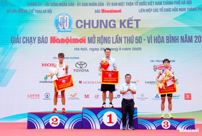 Trao giải nội dung nam nâng cao chung kết Giải chạy Báo Hànộimới mở rộng lần thứ 50 – Vì hòa bình năm 2025. Ảnh: Viết Thành