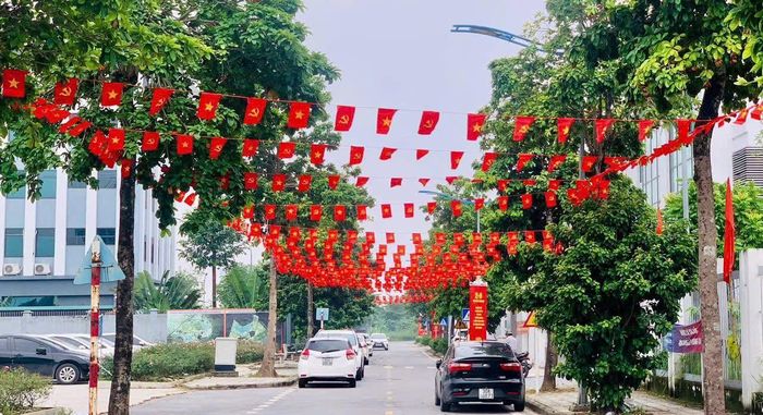 Phía trước trụ sở Đảng ủy, HĐND, UBND phường Tây Tựu được trang hoàng rực rỡ. Ảnh: PD