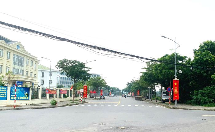 Đường phố được vệ sinh sạch sẽ, trang hoàng đẹp mắt. Ảnh: TT