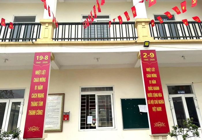 Trụ sở các cơ quan, đơn vị cũng được trang hoàng rực rỡ. Ảnh: TT