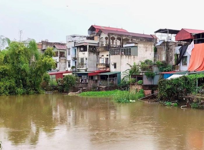 Mực nước sông Tích vẫn đang dao động trên mức báo động. Ảnh: Thùy Nam.