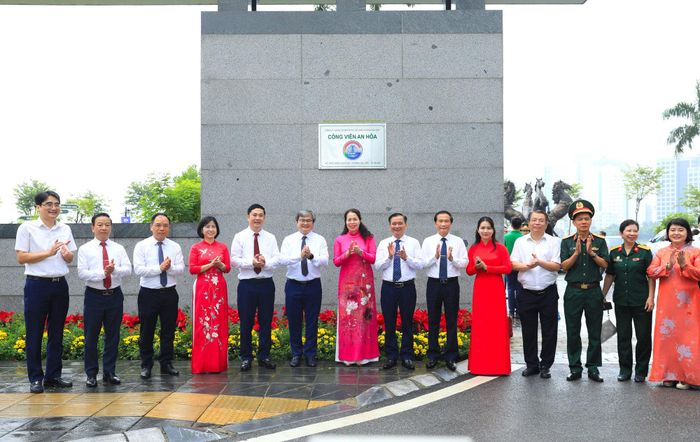 Lãnh đạo thành phố Hà Nội và phường Cầu Giấy cùng các đại biểu gắn biển Công viên An Hòa. Ảnh: LH