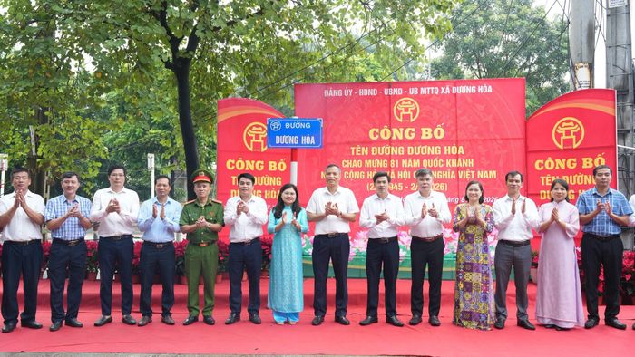 Xã Dương Hoà gắn biển tên đường chào mừng kỷ niệm 81 năm Quốc khánh 2-9. Ảnh: PN
