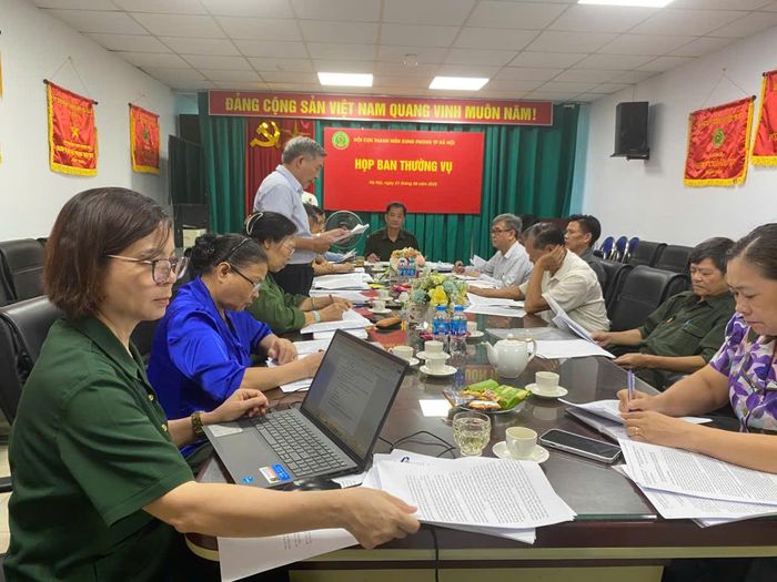 Buổi họp Ban Thường vụ Hội Cựu TNXP thành phố Hà Nội cuối tháng 8. Ảnh: Phương Hải