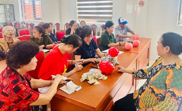 Phong trào nuôi lợn nhựa tiết kiệm, giúp đỡ đồng đội được hội viên Hội Cựu TNXP phường Vĩnh Hưng hưởng ứng tích cực. Ảnh: Ngọc Nữ