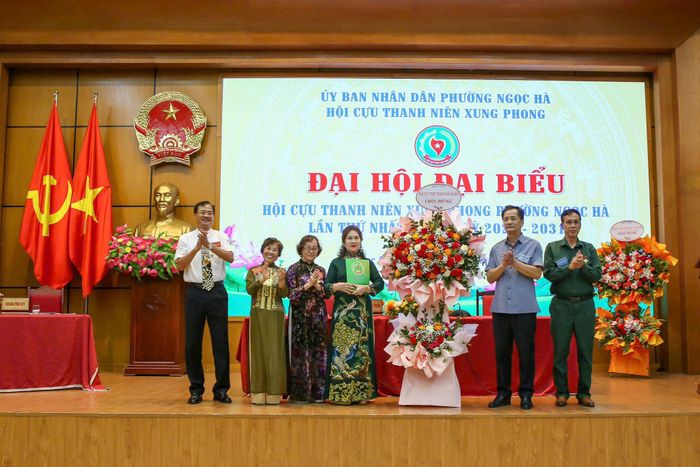 Phó Chủ tịch Trung ương Hội Cựu TNXP Việt Nam, Chủ tịch Hội Cựu TNXP thành phố Hà Nội Nguyễn Văn Đính tặng hoa chúc mừng Hội Cựu TNXP phường Ngọc Hà ngày 28-8. Ảnh: Bảo Lâm