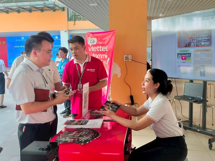 Viettel giới thiệu hệ sinh thái nền tảng số Tendoo dành cho hộ kinh doanh, doanh nghiệp nhỏ và vừa phường Cửa Nam. Ảnh: PV