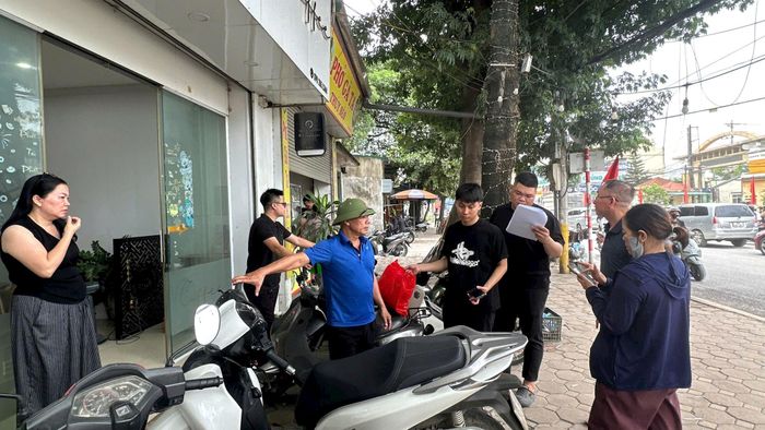 Việc kiểm kê, đo đạc xác định diện tích đất và tài sản trên đất thuộc dự án trục không gian QL1A được cán bộ xã Thường Tín thực hiện công khai, minh bạch trong những ngày nghỉ lễ 2-9. Ảnh: PV