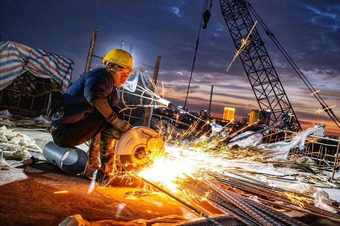 Nhịp độ thi công được duy trì liên tục ngay cả trong kỳ nghỉ lễ Quốc khánh. Ảnh: ÁNh Dương