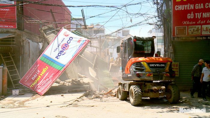 Các phương tiện thực hiện việc phá dỡ nhà 369 đường La Thành sau khi người dân đồng thuận bàn giao. Ảnh: Lại Tấn