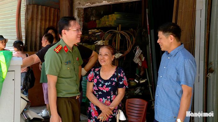 Bà Phạm Thị Ngà, số nhà 369 đường La Thành (đứng giữa) đã tự nguyện bàn giao phần diện tích nằm trong phạm vi GPMB cho phường Ô Chợ Dừa. Ảnh: Lại Tấn