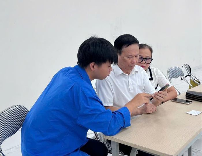Tổ chuyển đổi số cộng đồng “cầm tay chỉ việc”, hỗ trợ người dân tiếp cận và sử dụng các tiện ích số. Ảnh: Tuệ Lâm