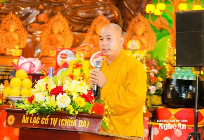 Đại đức Thích Đồng Tuệ, Trụ trì chùa Da - Âu Lạc Cổ Tự phát biểu khai mạc buổi lễ. Ảnh: Báo Nghệ An