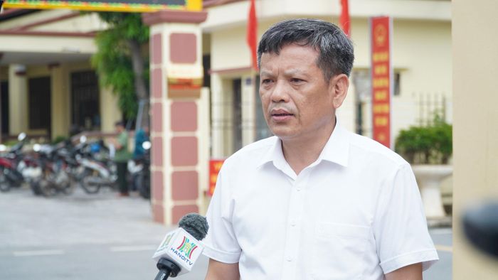 Phó Chủ tịch thường trực UBND xã Chương Dương Từ Đức Mạnh trả lời phỏng vấn. Ảnh: Duy Anh