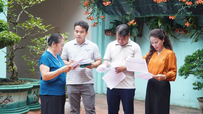 Bà Uông Thị Diễm Lệ, Phó Giám đốc Ban Quản lý Dự án Đầu tư - Hạ tầng xã Chương Dương cùng đoàn công tác xuống trực tiếp nhà dân tuyên truyền, kiểm đếm. Ảnh: Duy Anh
