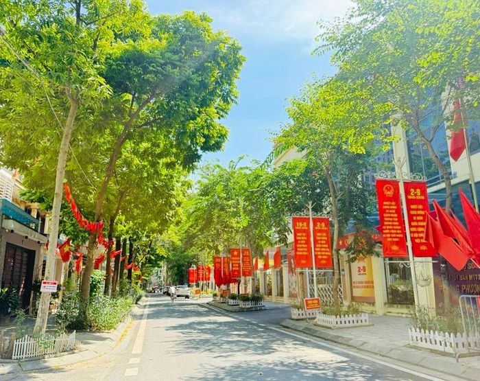 Hệ thống tuyên truyền trực quan được triển khai đồng bộ, trang trọng trên các tuyến phố. Ảnh: ND