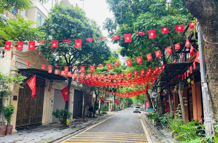 Hình ảnh cờ đỏ, sao vàng rực rỡ tại các khu dân cư. Ảnh: ND