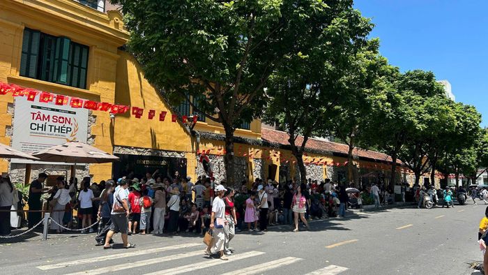 Du khách xếp hàng mua vé tham quan di tích Nhà tù Hỏa Lò trong các ngày nghỉ lễ 2-9. Ảnh: Hoàng Lân