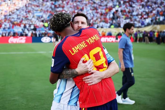 Messi nhận sự tri ân của thế hệ cầu thủ trẻ sau trận chung kết World Cup 2026. Ảnh: FIFA