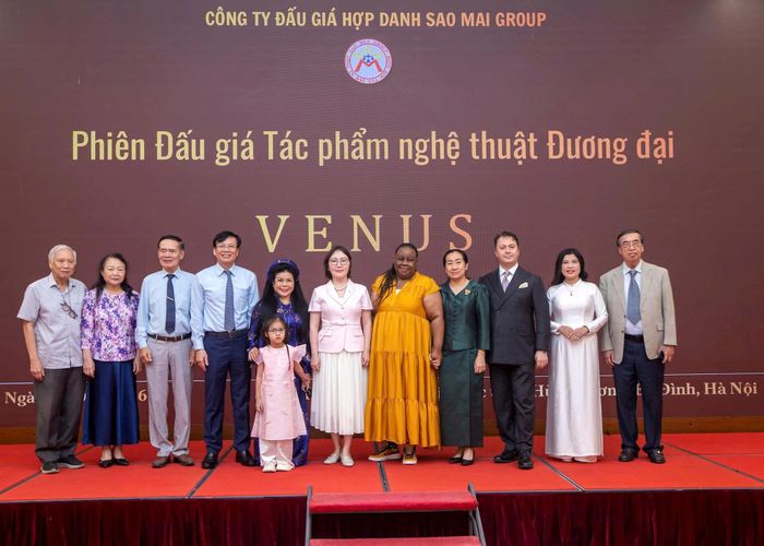 Các vị đại sứ chúc kỷ niệm tại trưng bày tranh họa sĩ Văn Dương Thành, trung tâm hội nghị quốc tế Ha noi 12-8-2026. Ảnh: NVCC