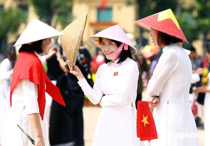 Những nụ cười rạng rỡ cùng tà áo dài trong ngày lễ lớn của đất nước, lưu giữ khoảnh khắc đáng nhớ của tuổi trẻ.