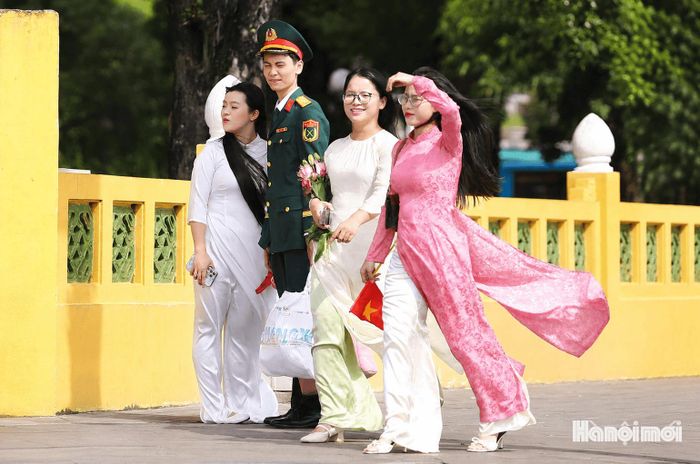 Diện áo dài xuống phố, nhiều bạn trẻ chọn cách lưu giữ những khoảnh khắc đặc biệt trong không khí rộn ràng của ngày Quốc khánh.