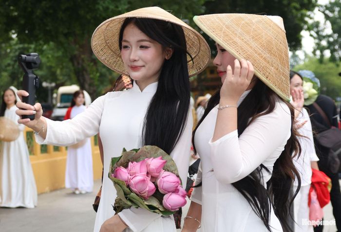 Giữa sắc thu Hà Nội, hình ảnh người trẻ trong tà áo dài góp phần tạo nên không khí đặc biệt những ngày đầu tháng 9.