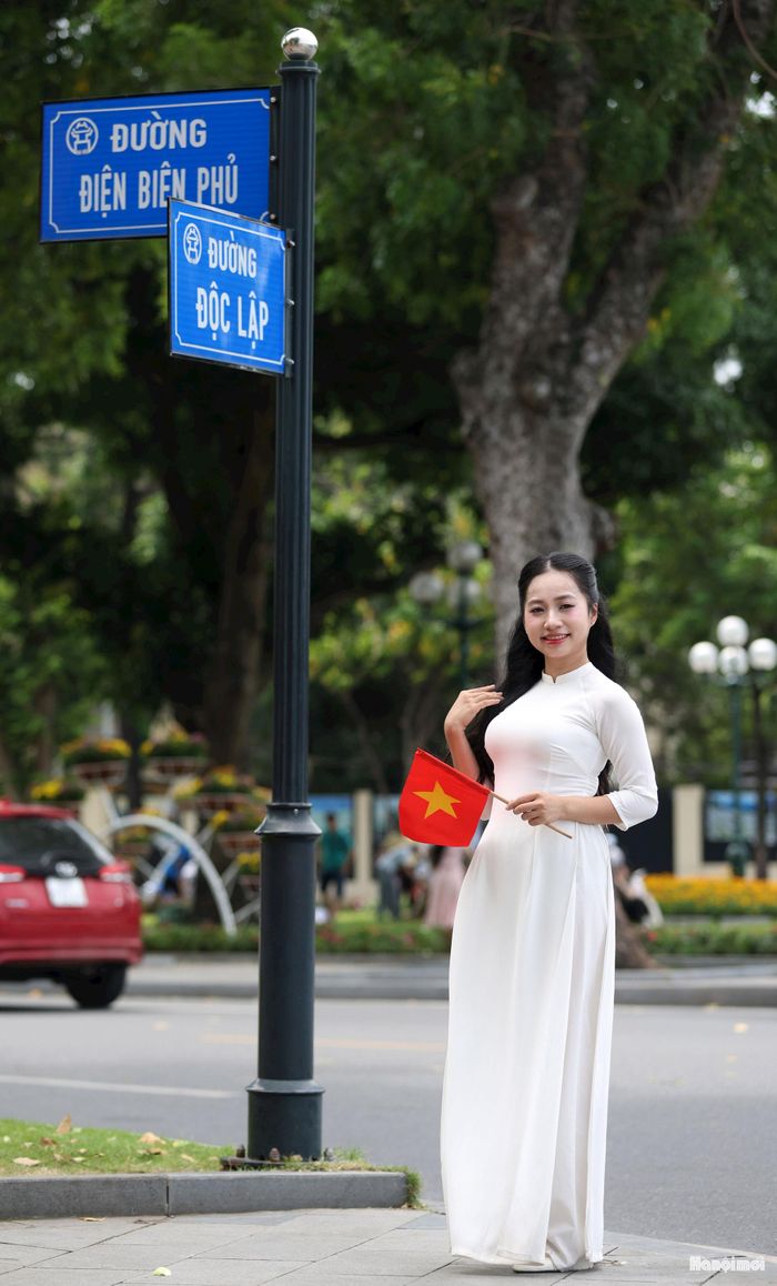 Áo dài, cờ Tổ quốc và phố phường ngày Quốc khánh cùng tạo nên những khung hình mang đậm dấu ấn Việt Nam.
