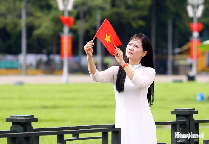 Không cần tạo dáng cầu kỳ, những khoảnh khắc tự nhiên trong tà áo dài cũng đủ lưu lại nét đẹp của Hà Nội những ngày mùa thu lịch sử.