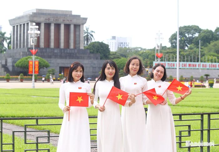 Sắc áo dài hòa cùng cờ đỏ sao vàng, tạo nên hình ảnh vừa duyên dáng, vừa tràn đầy niềm tự hào dân tộc.