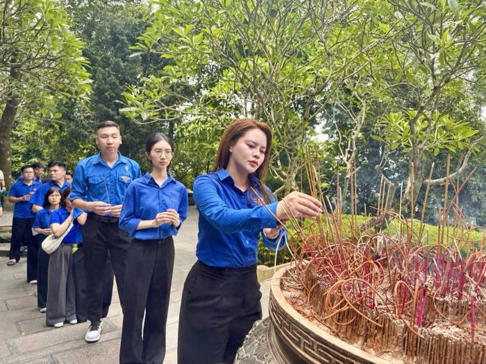 Cán bộ, đoàn viên, thanh niên xã Gia Lâm thành kính dâng hương tại Khu Di tích lịch sử Đền Hùng. Ảnh: P.V