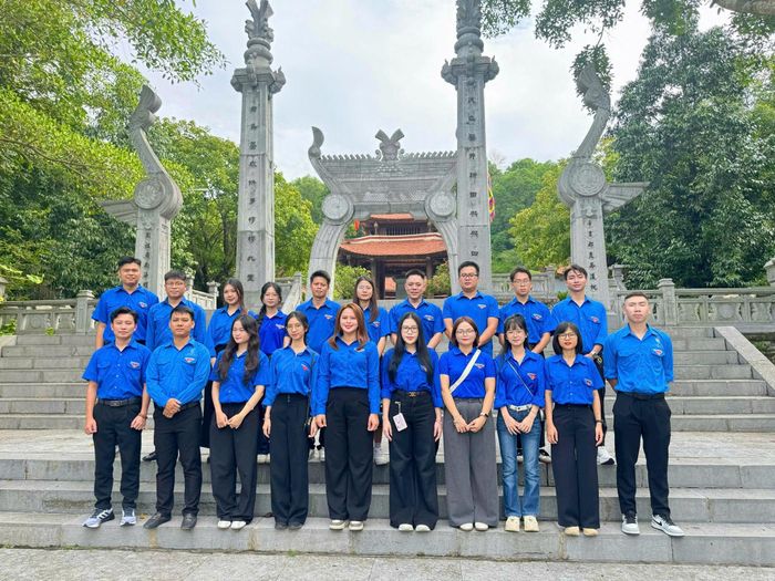 Tập thể cán bộ, đoàn viên, thanh niên xã Gia Lâm chụp ảnh lưu niệm tại Khu Di tích lịch sử Đền Hùng. Ảnh: P.V