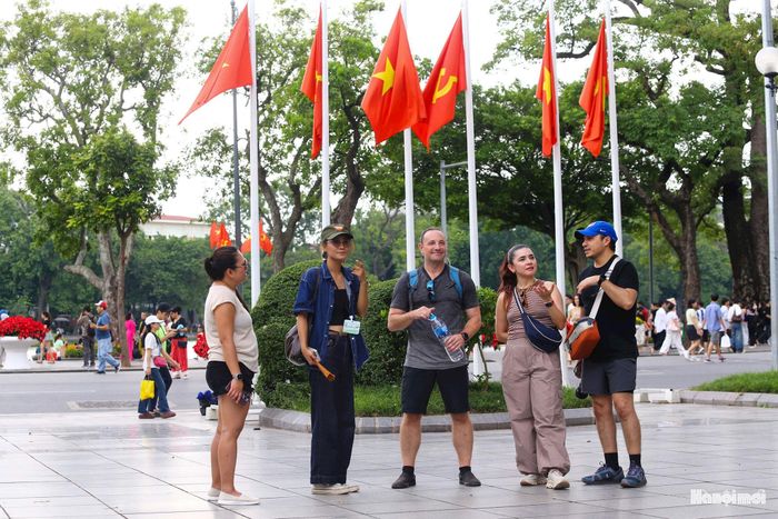 Những điểm đến quanh hồ Hoàn Kiếm như, đền Ngọc Sơn, cầu Thê Húc, tượng đài vua Lý Thái Tổ... luôn thu hút du khách quốc tế trong hành trình khám phá Hà Nội.